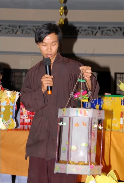 Thi Lồng đèn Phật đản14.JPG