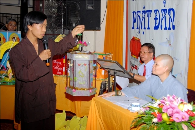 Thi Lồng đèn Phật đản16.JPG