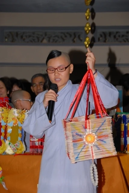 Thi Lồng đèn Phật đản18.JPG