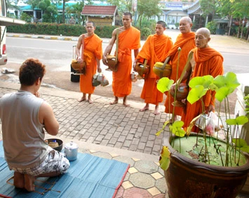 “Giác ngộ” ở Viêng Chăn ảnh 3 10_GiacngoViengChan3.jpg