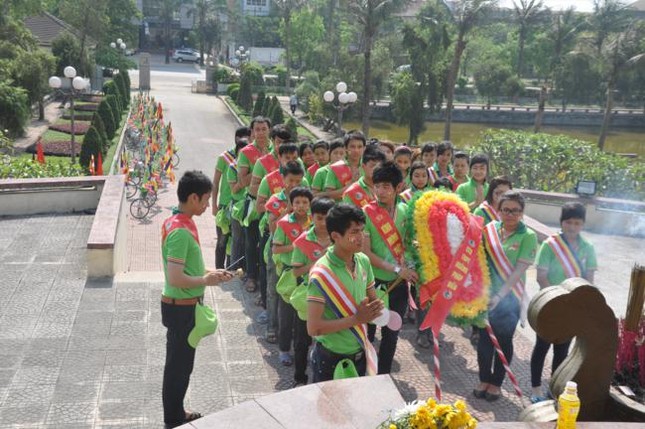 Diễu hành xe đạp mừng Khánh đản ảnh 9 Đặt vòng hoa tại Nghĩa Trang TP Vinh.jpg