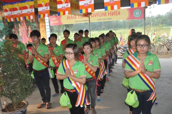 Diễu hành xe đạp mừng Khánh đản ảnh 1 Các bạn trẻ đảnh lễ trước lúc lên đường(1).jpg