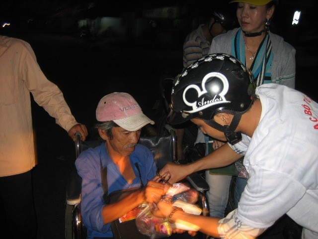 Hoa Từ Bi làm từ thiện3.JPG