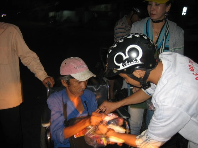 Hoa Từ Bi làm từ thiện3.JPG