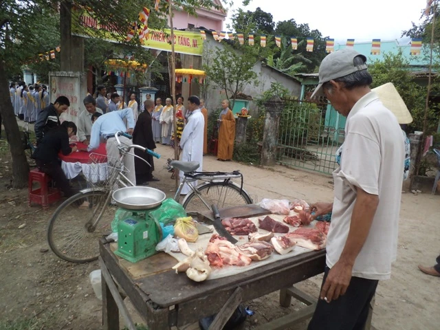 bàn th_t heo tr__c c_ng chùa (1).JPG