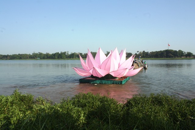 Phật đản đã về trên sông Hương ảnh 4 IMG_4590.jpg