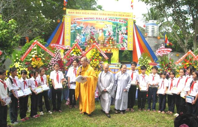 Phật giáo huyện Bến Cát tổ chức Đại lễ Phật đản ảnh 4 IMG_4281.jpg
