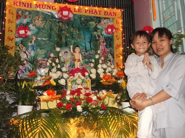 Vườn Lâm-tỳ-ni mừng Phật đản tại tư gia Phật tử ảnh 1 wVuon Lâm Tỳ Ni nhà anh Dũng.jpg