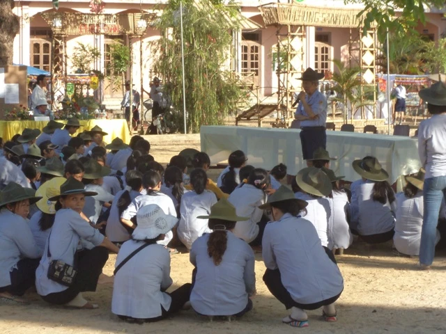 anh huynh tr__ng chia s_ v_i các em _oàn sinh.JPG