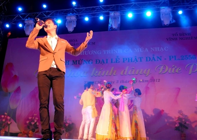 Chùm ảnh đêm ca nhạc mừng Phật đản tại tổ đình Vĩnh Nghiêm ảnh 10 53.JPG