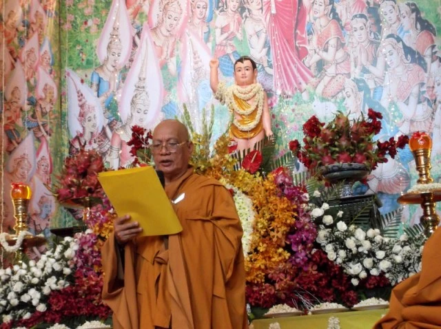 HT.Thích Thiện Tánh Đọc thông điệp phật đản.nd.JPG