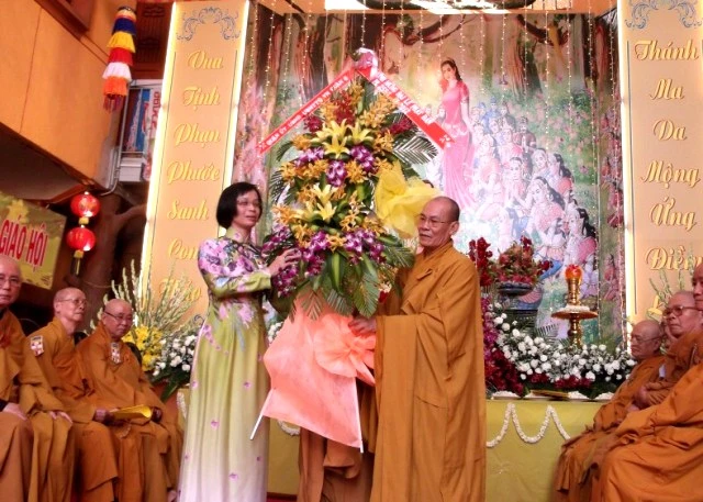 tặng hoa từ  ubnd quận.jpg