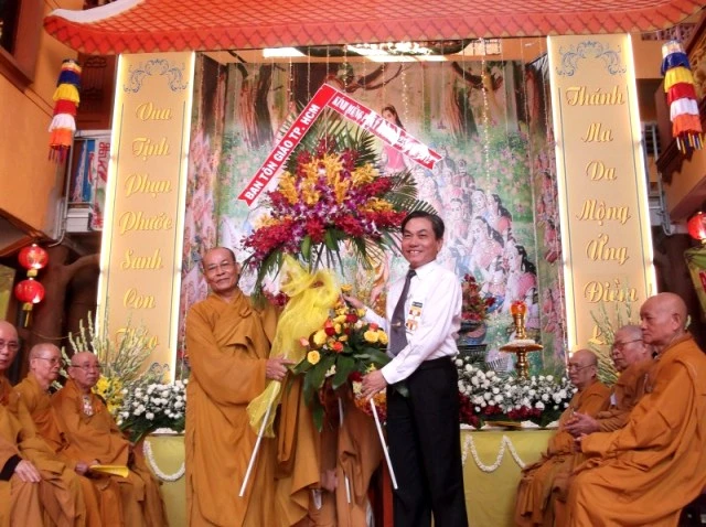 tặng hoa từ UBMT.jpg