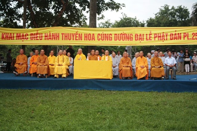 Thừa Thiên-Huế: Diễu hành thuyền hoa Kính mừng Phật đản ảnh 1