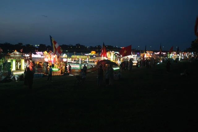 Thừa Thiên-Huế: Diễu hành thuyền hoa Kính mừng Phật đản ảnh 4