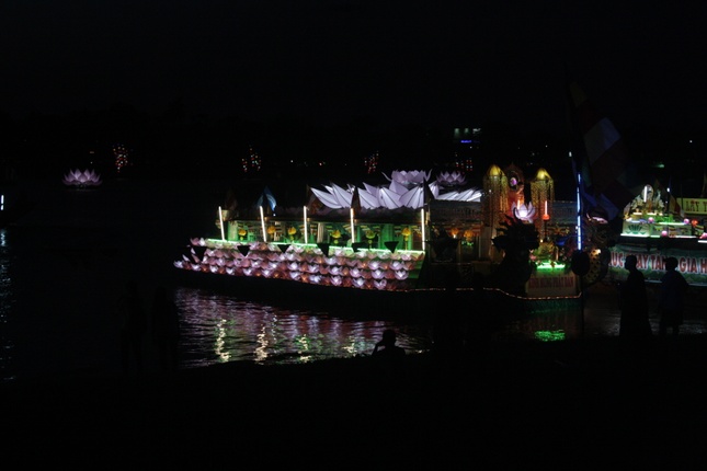 Thừa Thiên-Huế: Diễu hành thuyền hoa Kính mừng Phật đản ảnh 3