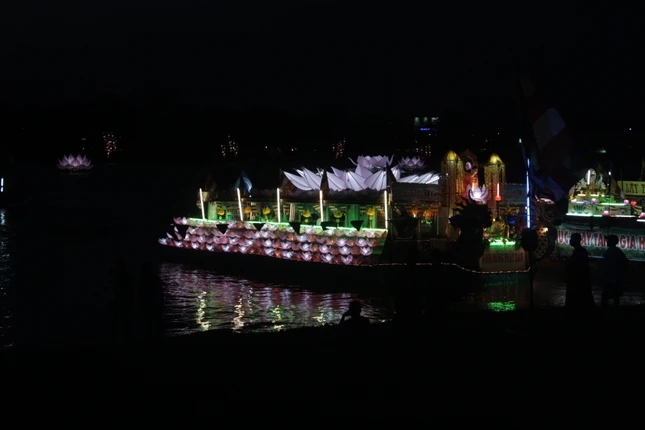 Thừa Thiên-Huế: Diễu hành thuyền hoa Kính mừng Phật đản ảnh 3