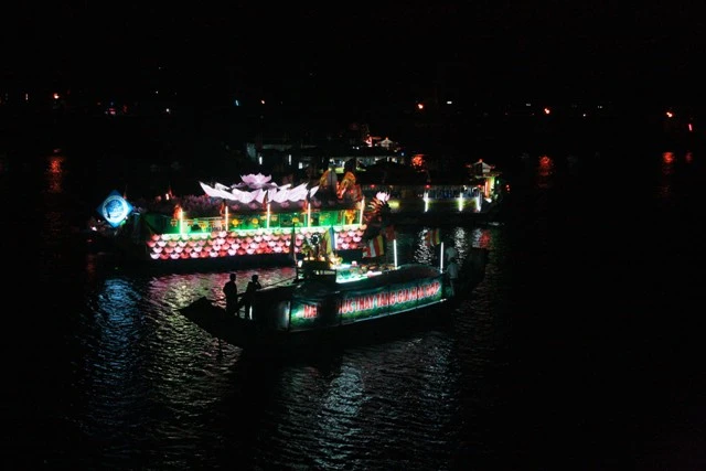 Thừa Thiên-Huế: Diễu hành thuyền hoa Kính mừng Phật đản ảnh 5