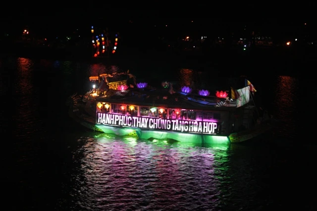 Thừa Thiên-Huế: Diễu hành thuyền hoa Kính mừng Phật đản ảnh 8