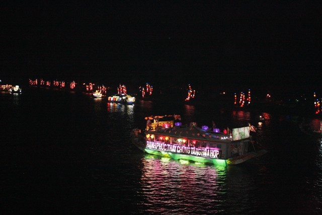 Thừa Thiên-Huế: Diễu hành thuyền hoa Kính mừng Phật đản ảnh 10