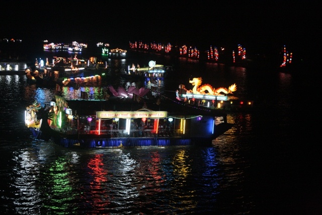 Thừa Thiên-Huế: Diễu hành thuyền hoa Kính mừng Phật đản ảnh 11