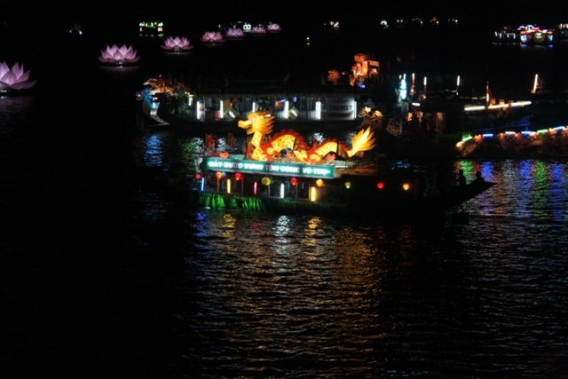 Thừa Thiên-Huế: Diễu hành thuyền hoa Kính mừng Phật đản ảnh 12