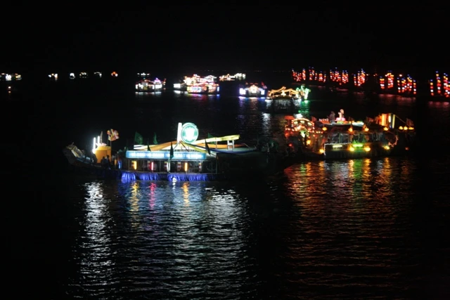 Thừa Thiên-Huế: Diễu hành thuyền hoa Kính mừng Phật đản ảnh 13