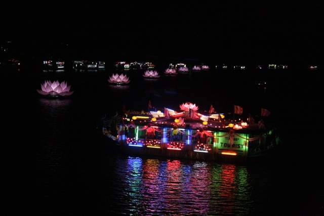 Thừa Thiên-Huế: Diễu hành thuyền hoa Kính mừng Phật đản ảnh 14