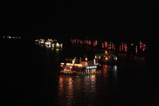 Thừa Thiên-Huế: Diễu hành thuyền hoa Kính mừng Phật đản ảnh 15