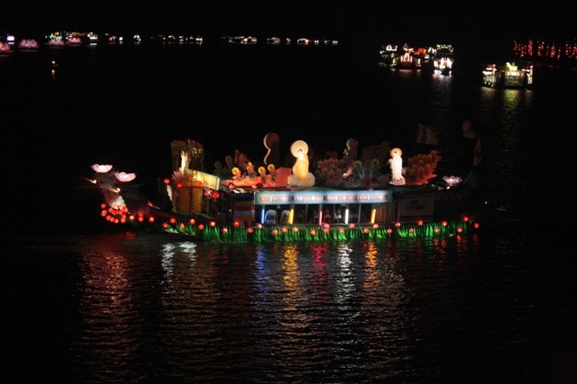 Thừa Thiên-Huế: Diễu hành thuyền hoa Kính mừng Phật đản ảnh 16