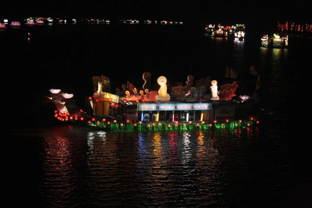 Thừa Thiên-Huế: Diễu hành thuyền hoa Kính mừng Phật đản ảnh 16