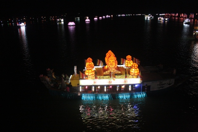 Thừa Thiên-Huế: Diễu hành thuyền hoa Kính mừng Phật đản ảnh 17