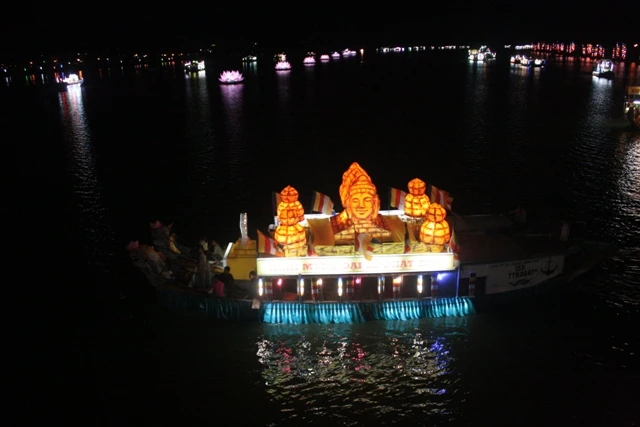 Thừa Thiên-Huế: Diễu hành thuyền hoa Kính mừng Phật đản ảnh 17