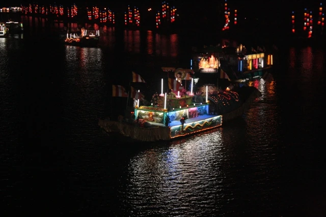 Thừa Thiên-Huế: Diễu hành thuyền hoa Kính mừng Phật đản ảnh 27