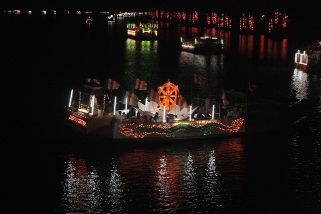 Thừa Thiên-Huế: Diễu hành thuyền hoa Kính mừng Phật đản ảnh 19