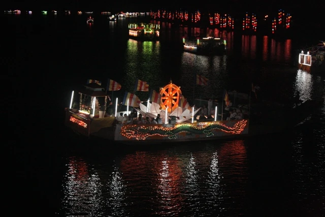 Thừa Thiên-Huế: Diễu hành thuyền hoa Kính mừng Phật đản ảnh 19