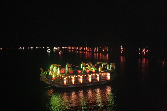 Thừa Thiên-Huế: Diễu hành thuyền hoa Kính mừng Phật đản ảnh 24