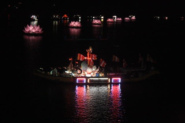 Thừa Thiên-Huế: Diễu hành thuyền hoa Kính mừng Phật đản ảnh 23