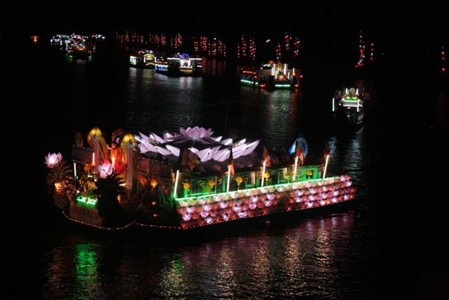 Thừa Thiên-Huế: Diễu hành thuyền hoa Kính mừng Phật đản ảnh 20