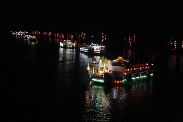 Thừa Thiên-Huế: Diễu hành thuyền hoa Kính mừng Phật đản ảnh 22