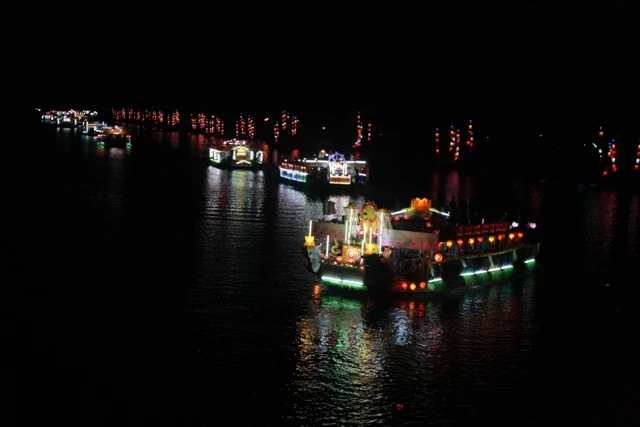 Thừa Thiên-Huế: Diễu hành thuyền hoa Kính mừng Phật đản ảnh 22