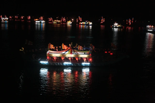 Thừa Thiên-Huế: Diễu hành thuyền hoa Kính mừng Phật đản ảnh 21