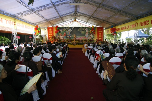 Hôm nay chùa Trấn Quốc (Hà Nội) đón chào nhiều Tăng Ni, Phật tử đến dự Đại lễ Phật đản PL.2556 - DL.2012 Cái nắng oi bức nhất từ đầu mùa không thể cản bước con người đến với Phật pháp Lễ Phật đản sẽ diễn ra trong vòng nhiều ngày tại hầu hết các ngôi chùa ở Hà Nội Đội kèn Tây chờ làm lễ dưới cái nóng gay gắt Đội kèn Tây đến từ nhiều ngôi chùa khác nhau Một Phật tử đi ngang qua bảo tháp tại chùa Trấn Quốc Chư Tăng Ni làm lễ cầu nguyện quốc thái dân an Nghi thức tắm Phật Lòng thành kính với Đức Thế Tôn Thả chim bồ câu và bóng bay cầu nguyện hòa bình thế giới Nhiều em nhỏ chắp tay niệm Phật dưới nắng nóng gần 40 độ C Bên trong Tam bảo người dân đi làm lễ, cầu bình an Đến gần trưa, dòng người đổ về chùa vẫn rất đông Bác Thu (Tây Hồ, Hà Nội) đến chùa kính mừng ngày Phật đản Xe hoa của chùa Trấn Quốc cung rước tượng Phật đản Phía ngoài chùa Quán Sứ (Hà Nội) được trang hoàng lộng lẫy