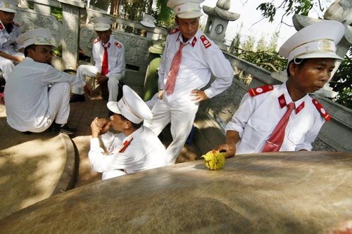 Hôm nay chùa Trấn Quốc (Hà Nội) đón chào nhiều Tăng Ni, Phật tử đến dự Đại lễ Phật đản PL.2556 - DL.2012 Cái nắng oi bức nhất từ đầu mùa không thể cản bước con người đến với Phật pháp Lễ Phật đản sẽ diễn ra trong vòng nhiều ngày tại hầu hết các ngôi chùa ở Hà Nội Đội kèn Tây chờ làm lễ dưới cái nóng gay gắt Đội kèn Tây đến từ nhiều ngôi chùa khác nhau Một Phật tử đi ngang qua bảo tháp tại chùa Trấn Quốc Chư Tăng Ni làm lễ cầu nguyện quốc thái dân an Nghi thức tắm Phật Lòng thành kính với Đức Thế Tôn Thả chim bồ câu và bóng bay cầu nguyện hòa bình thế giới Nhiều em nhỏ chắp tay niệm Phật dưới nắng nóng gần 40 độ C Bên trong Tam bảo người dân đi làm lễ, cầu bình an Đến gần trưa, dòng người đổ về chùa vẫn rất đông Bác Thu (Tây Hồ, Hà Nội) đến chùa kính mừng ngày Phật đản Xe hoa của chùa Trấn Quốc cung rước tượng Phật đản Phía ngoài chùa Quán Sứ (Hà Nội) được trang hoàng lộng lẫy