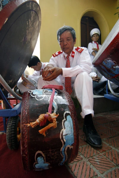 Hôm nay chùa Trấn Quốc (Hà Nội) đón chào nhiều Tăng Ni, Phật tử đến dự Đại lễ Phật đản PL.2556 - DL.2012 Cái nắng oi bức nhất từ đầu mùa không thể cản bước con người đến với Phật pháp Lễ Phật đản sẽ diễn ra trong vòng nhiều ngày tại hầu hết các ngôi chùa ở Hà Nội Đội kèn Tây chờ làm lễ dưới cái nóng gay gắt Đội kèn Tây đến từ nhiều ngôi chùa khác nhau Một Phật tử đi ngang qua bảo tháp tại chùa Trấn Quốc Chư Tăng Ni làm lễ cầu nguyện quốc thái dân an Nghi thức tắm Phật Lòng thành kính với Đức Thế Tôn Thả chim bồ câu và bóng bay cầu nguyện hòa bình thế giới Nhiều em nhỏ chắp tay niệm Phật dưới nắng nóng gần 40 độ C Bên trong Tam bảo người dân đi làm lễ, cầu bình an Đến gần trưa, dòng người đổ về chùa vẫn rất đông Bác Thu (Tây Hồ, Hà Nội) đến chùa kính mừng ngày Phật đản Xe hoa của chùa Trấn Quốc cung rước tượng Phật đản Phía ngoài chùa Quán Sứ (Hà Nội) được trang hoàng lộng lẫy