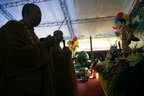 Hôm nay chùa Trấn Quốc (Hà Nội) đón chào nhiều Tăng Ni, Phật tử đến dự Đại lễ Phật đản PL.2556 - DL.2012 Cái nắng oi bức nhất từ đầu mùa không thể cản bước con người đến với Phật pháp Lễ Phật đản sẽ diễn ra trong vòng nhiều ngày tại hầu hết các ngôi chùa ở Hà Nội Đội kèn Tây chờ làm lễ dưới cái nóng gay gắt Đội kèn Tây đến từ nhiều ngôi chùa khác nhau Một Phật tử đi ngang qua bảo tháp tại chùa Trấn Quốc Chư Tăng Ni làm lễ cầu nguyện quốc thái dân an Nghi thức tắm Phật Lòng thành kính với Đức Thế Tôn Thả chim bồ câu và bóng bay cầu nguyện hòa bình thế giới Nhiều em nhỏ chắp tay niệm Phật dưới nắng nóng gần 40 độ C Bên trong Tam bảo người dân đi làm lễ, cầu bình an Đến gần trưa, dòng người đổ về chùa vẫn rất đông Bác Thu (Tây Hồ, Hà Nội) đến chùa kính mừng ngày Phật đản Xe hoa của chùa Trấn Quốc cung rước tượng Phật đản Phía ngoài chùa Quán Sứ (Hà Nội) được trang hoàng lộng lẫy