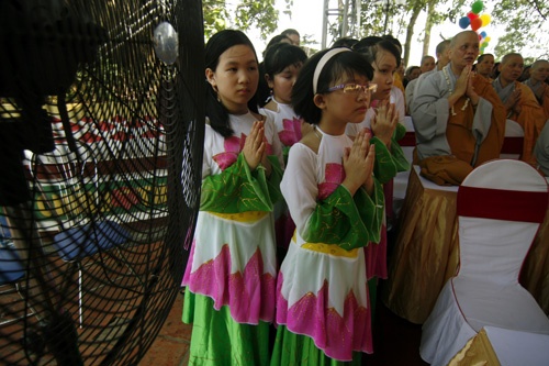 Hôm nay chùa Trấn Quốc (Hà Nội) đón chào nhiều Tăng Ni, Phật tử đến dự Đại lễ Phật đản PL.2556 - DL.2012 Cái nắng oi bức nhất từ đầu mùa không thể cản bước con người đến với Phật pháp Lễ Phật đản sẽ diễn ra trong vòng nhiều ngày tại hầu hết các ngôi chùa ở Hà Nội Đội kèn Tây chờ làm lễ dưới cái nóng gay gắt Đội kèn Tây đến từ nhiều ngôi chùa khác nhau Một Phật tử đi ngang qua bảo tháp tại chùa Trấn Quốc Chư Tăng Ni làm lễ cầu nguyện quốc thái dân an Nghi thức tắm Phật Lòng thành kính với Đức Thế Tôn Thả chim bồ câu và bóng bay cầu nguyện hòa bình thế giới Nhiều em nhỏ chắp tay niệm Phật dưới nắng nóng gần 40 độ C Bên trong Tam bảo người dân đi làm lễ, cầu bình an Đến gần trưa, dòng người đổ về chùa vẫn rất đông Bác Thu (Tây Hồ, Hà Nội) đến chùa kính mừng ngày Phật đản Xe hoa của chùa Trấn Quốc cung rước tượng Phật đản Phía ngoài chùa Quán Sứ (Hà Nội) được trang hoàng lộng lẫy