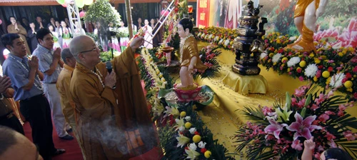 Hôm nay chùa Trấn Quốc (Hà Nội) đón chào nhiều Tăng Ni, Phật tử đến dự Đại lễ Phật đản PL.2556 - DL.2012 Cái nắng oi bức nhất từ đầu mùa không thể cản bước con người đến với Phật pháp Lễ Phật đản sẽ diễn ra trong vòng nhiều ngày tại hầu hết các ngôi chùa ở Hà Nội Đội kèn Tây chờ làm lễ dưới cái nóng gay gắt Đội kèn Tây đến từ nhiều ngôi chùa khác nhau Một Phật tử đi ngang qua bảo tháp tại chùa Trấn Quốc Chư Tăng Ni làm lễ cầu nguyện quốc thái dân an Nghi thức tắm Phật Lòng thành kính với Đức Thế Tôn Thả chim bồ câu và bóng bay cầu nguyện hòa bình thế giới Nhiều em nhỏ chắp tay niệm Phật dưới nắng nóng gần 40 độ C Bên trong Tam bảo người dân đi làm lễ, cầu bình an Đến gần trưa, dòng người đổ về chùa vẫn rất đông Bác Thu (Tây Hồ, Hà Nội) đến chùa kính mừng ngày Phật đản Xe hoa của chùa Trấn Quốc cung rước tượng Phật đản Phía ngoài chùa Quán Sứ (Hà Nội) được trang hoàng lộng lẫy