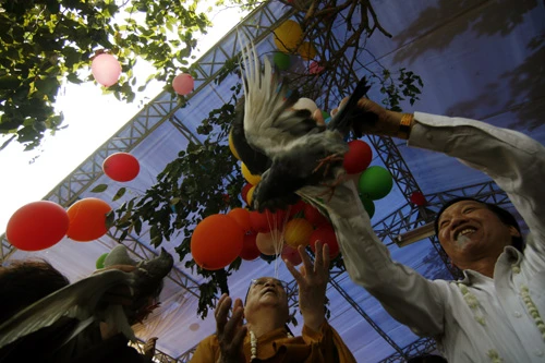 Hôm nay chùa Trấn Quốc (Hà Nội) đón chào nhiều Tăng Ni, Phật tử đến dự Đại lễ Phật đản PL.2556 - DL.2012 Cái nắng oi bức nhất từ đầu mùa không thể cản bước con người đến với Phật pháp Lễ Phật đản sẽ diễn ra trong vòng nhiều ngày tại hầu hết các ngôi chùa ở Hà Nội Đội kèn Tây chờ làm lễ dưới cái nóng gay gắt Đội kèn Tây đến từ nhiều ngôi chùa khác nhau Một Phật tử đi ngang qua bảo tháp tại chùa Trấn Quốc Chư Tăng Ni làm lễ cầu nguyện quốc thái dân an Nghi thức tắm Phật Lòng thành kính với Đức Thế Tôn Thả chim bồ câu và bóng bay cầu nguyện hòa bình thế giới Nhiều em nhỏ chắp tay niệm Phật dưới nắng nóng gần 40 độ C Bên trong Tam bảo người dân đi làm lễ, cầu bình an Đến gần trưa, dòng người đổ về chùa vẫn rất đông Bác Thu (Tây Hồ, Hà Nội) đến chùa kính mừng ngày Phật đản Xe hoa của chùa Trấn Quốc cung rước tượng Phật đản Phía ngoài chùa Quán Sứ (Hà Nội) được trang hoàng lộng lẫy