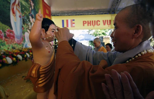 Hôm nay chùa Trấn Quốc (Hà Nội) đón chào nhiều Tăng Ni, Phật tử đến dự Đại lễ Phật đản PL.2556 - DL.2012 Cái nắng oi bức nhất từ đầu mùa không thể cản bước con người đến với Phật pháp Lễ Phật đản sẽ diễn ra trong vòng nhiều ngày tại hầu hết các ngôi chùa ở Hà Nội Đội kèn Tây chờ làm lễ dưới cái nóng gay gắt Đội kèn Tây đến từ nhiều ngôi chùa khác nhau Một Phật tử đi ngang qua bảo tháp tại chùa Trấn Quốc Chư Tăng Ni làm lễ cầu nguyện quốc thái dân an Nghi thức tắm Phật Lòng thành kính với Đức Thế Tôn Thả chim bồ câu và bóng bay cầu nguyện hòa bình thế giới Nhiều em nhỏ chắp tay niệm Phật dưới nắng nóng gần 40 độ C Bên trong Tam bảo người dân đi làm lễ, cầu bình an Đến gần trưa, dòng người đổ về chùa vẫn rất đông Bác Thu (Tây Hồ, Hà Nội) đến chùa kính mừng ngày Phật đản Xe hoa của chùa Trấn Quốc cung rước tượng Phật đản Phía ngoài chùa Quán Sứ (Hà Nội) được trang hoàng lộng lẫy